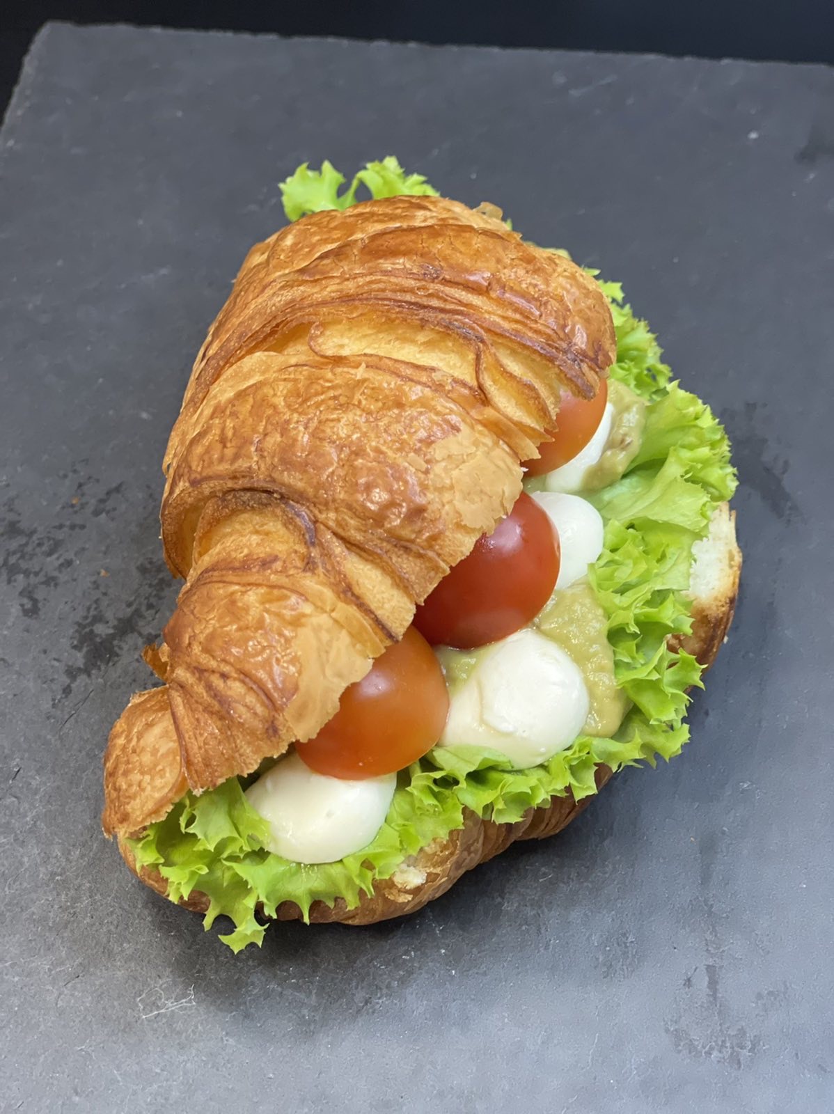 Mozzarella & pesto d’avocat